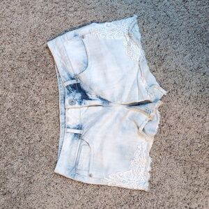 Maurices Distressed Crochet Lace Bleached Denim Shorts Sz 7/8